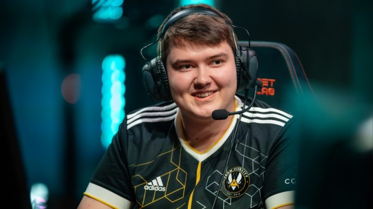 Szygenda smiles while competing on a League of Legends stage