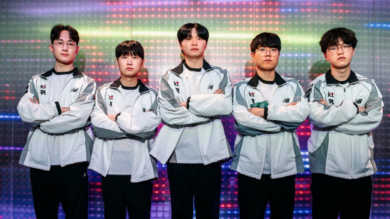 Five KT Rolster players pose together in team uniforms