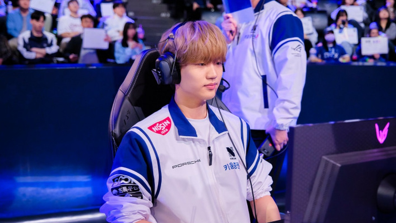 A KIWOOM DRX player sits at a tournament computer
