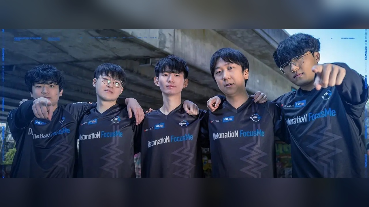tol2 poses with his former DetonatioN FocusMe teammates