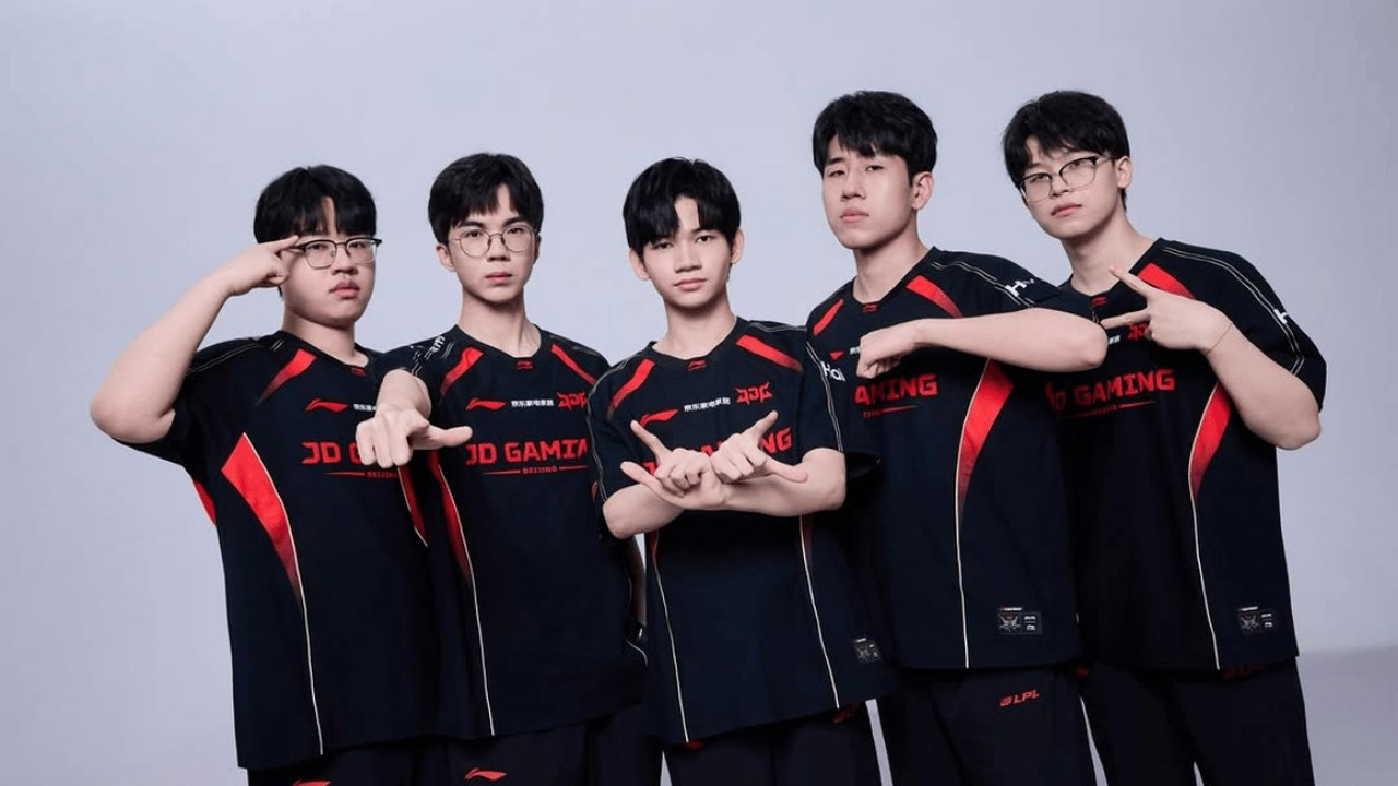 JD Gaming League of Legends players pose together