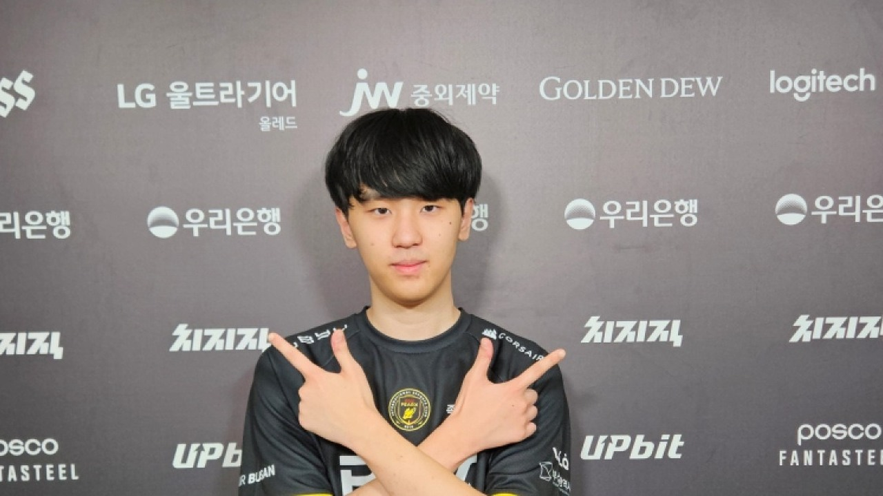 Raptor poses in a BNK FEARX team shirt