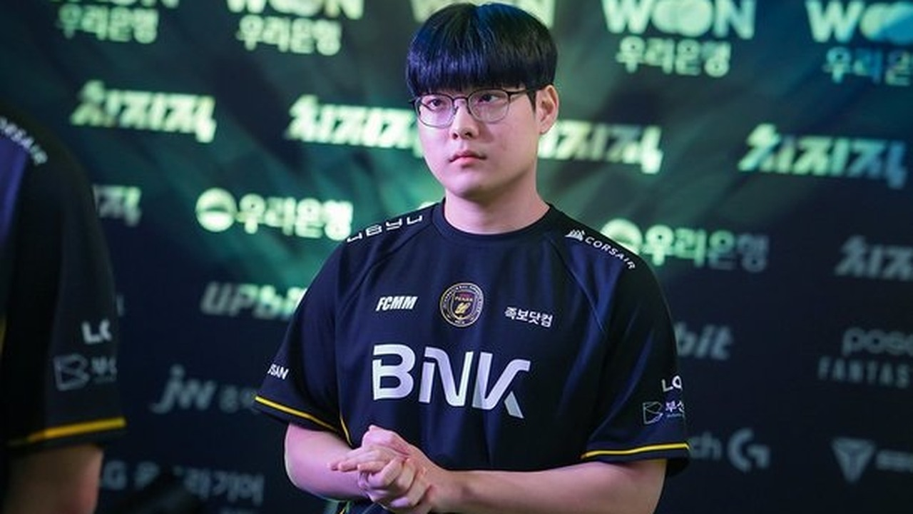 A BNK FEARX player stands in front of a team backdrop
