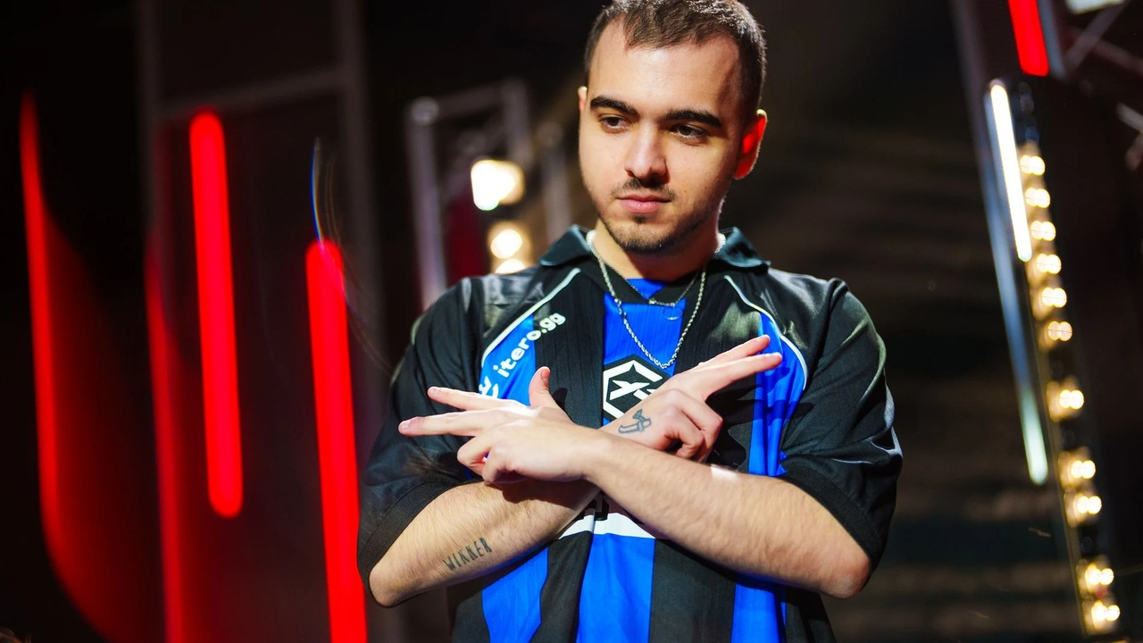 Oscarinin poses in a blue GIANTX team jersey