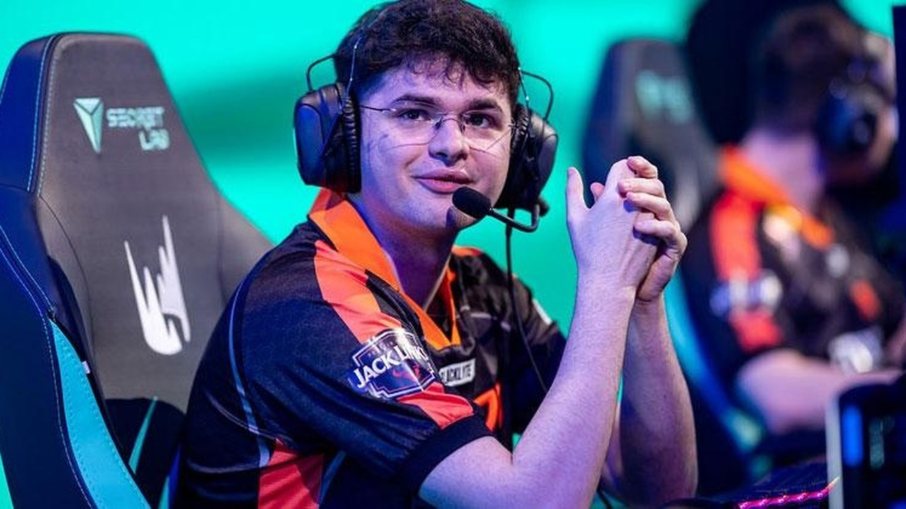 Flakked competes at a League of Legends computer