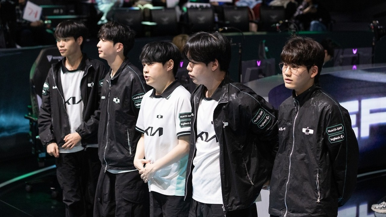 Dplus KIA players stand together on the League of Legends stage