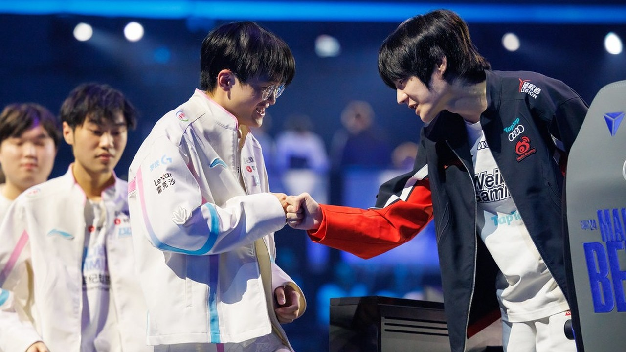 Weibo Gaming and Invictus Gaming players shake hands on stage