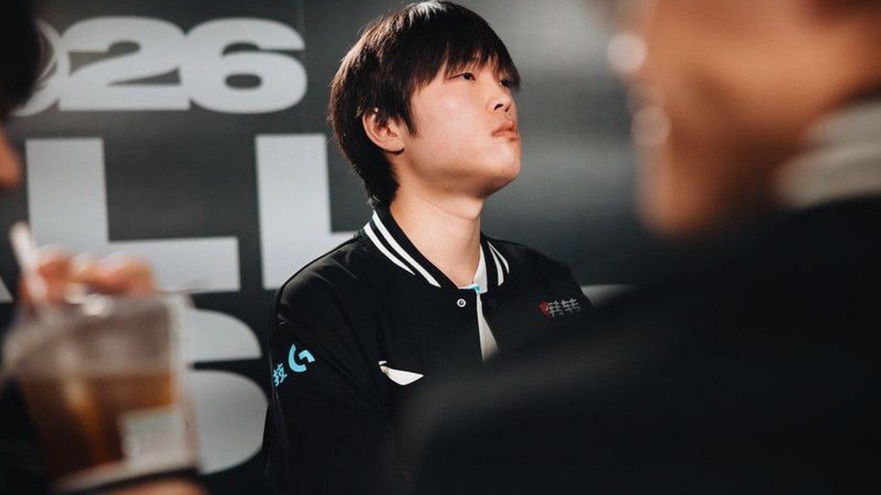 A League of Legends player waits during a tournament day
