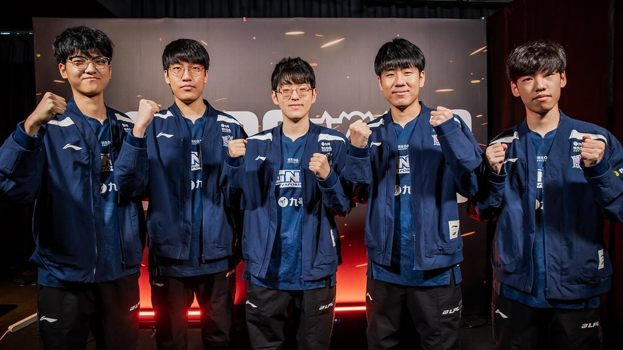 LNG players stand together in team jackets at a tournament
