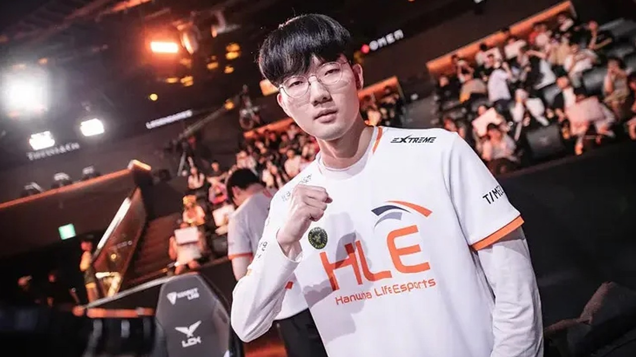 Viper raises his fist while wearing a Hanwha Life Esports shirt