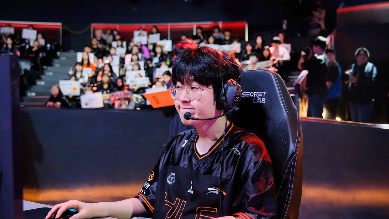 A Hanwha Life Esports player competes on the LCK stage