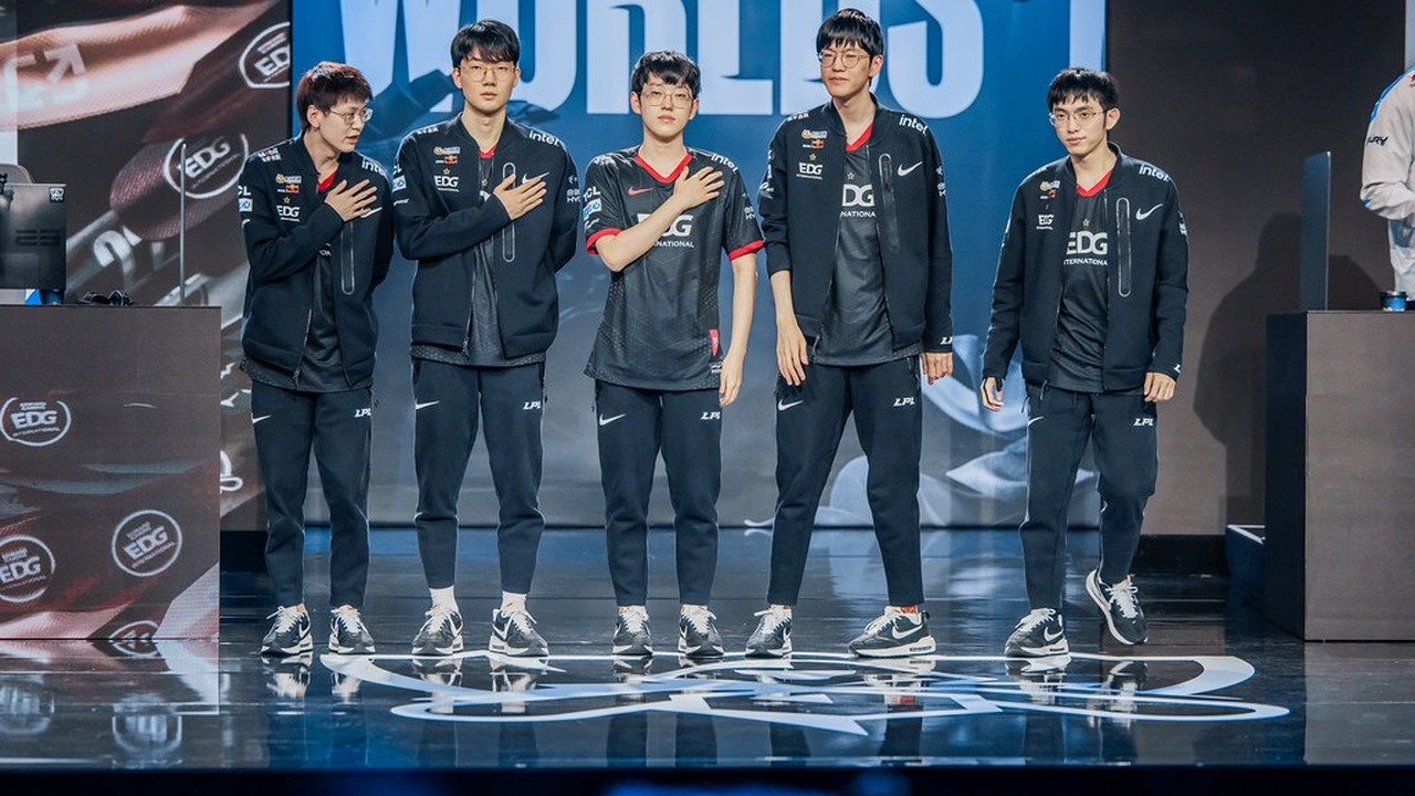 EDward Gaming players stand together on the tournament stage