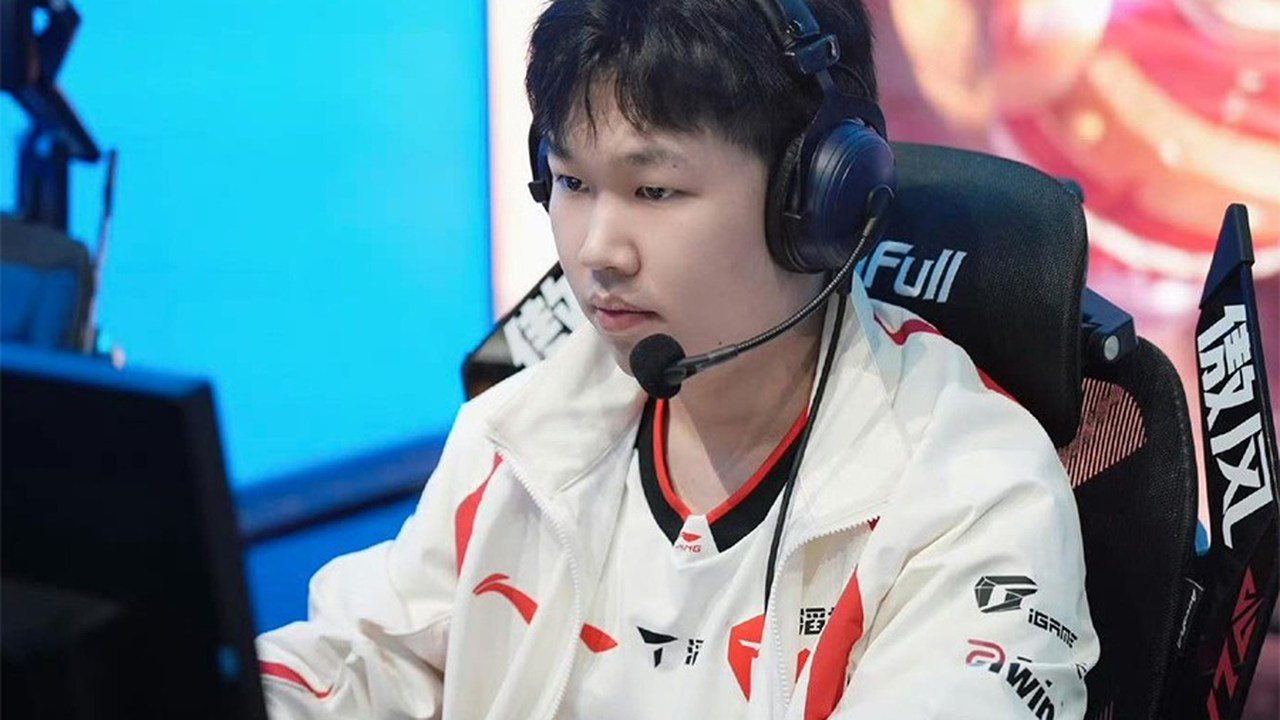 A Top Esports player competes at an LPL gaming station