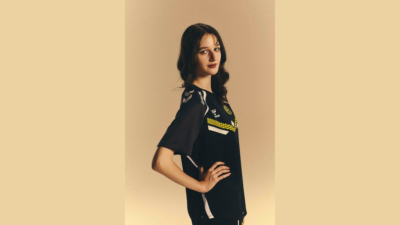 Yushia stands in a Team Vitality League of Legends shirt