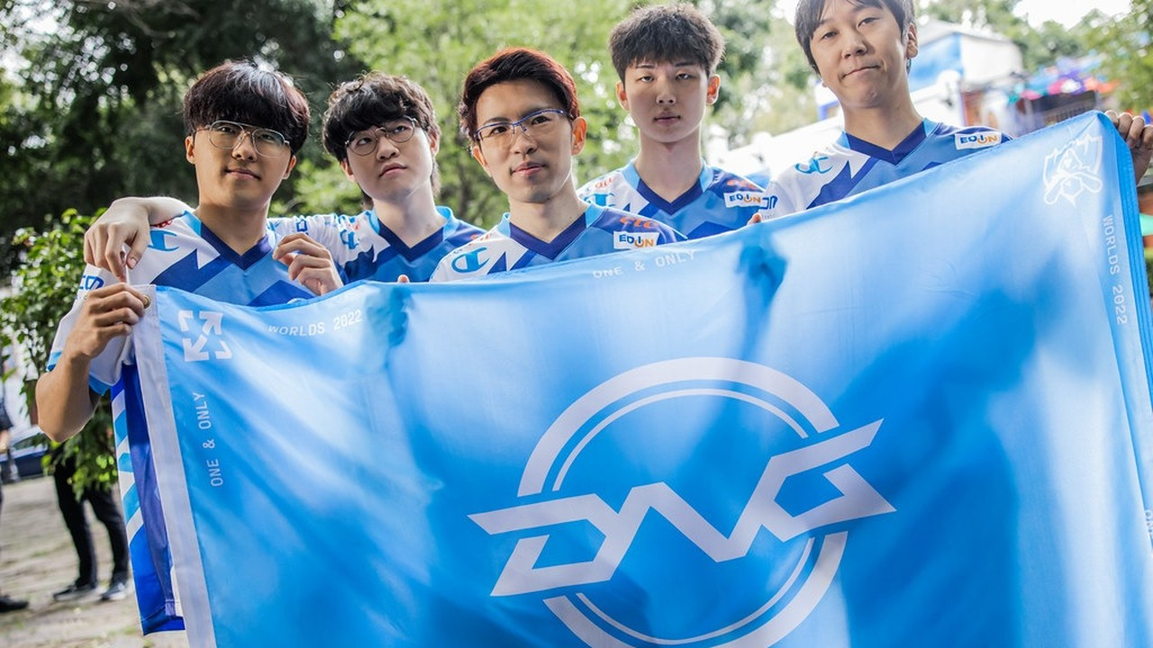 DetonatioN FocusMe players hold a blue team flag