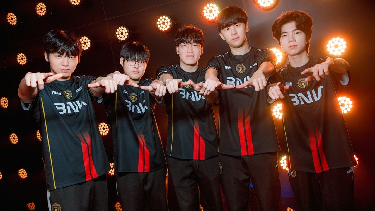 BNK FearX players pose together in black team shirts