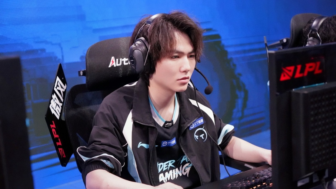 A ThunderTalk Gaming player competes on stage